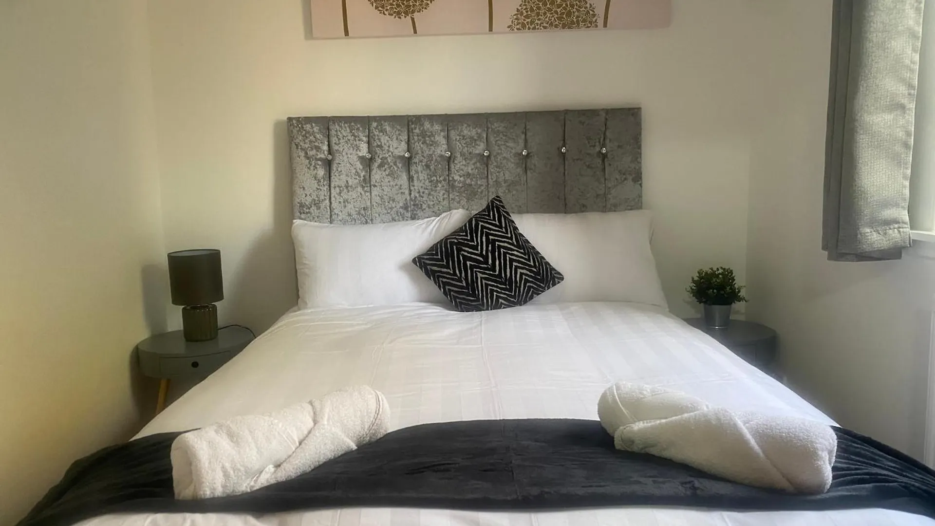 Pure East Coast Trainline By Tba Apartment Rosyth United Kingdom